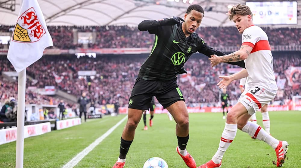 Wechselt nach Italien: Wolfsburg-Profi Aster Vranckx (l). / Foto: Harry Langer/dpa
