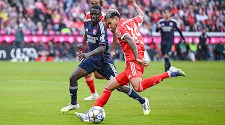 In der Vorbereitung auf diese Saison spielte Sael Kumbedi (l) für Ex-Club Lyon auch gegen Bayerns Top-Star Luis Diaz. / Foto: Harry Langer/dpa
