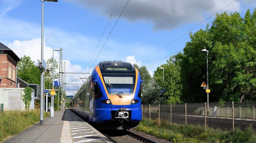 Noch immer ist unklar, warum eine 16-Jährige in Friedland am Bahnsteig starb. Der Bahnhof steht seither im Fokus der Ermittlungen. / Foto: Swen Pförtner/dpa