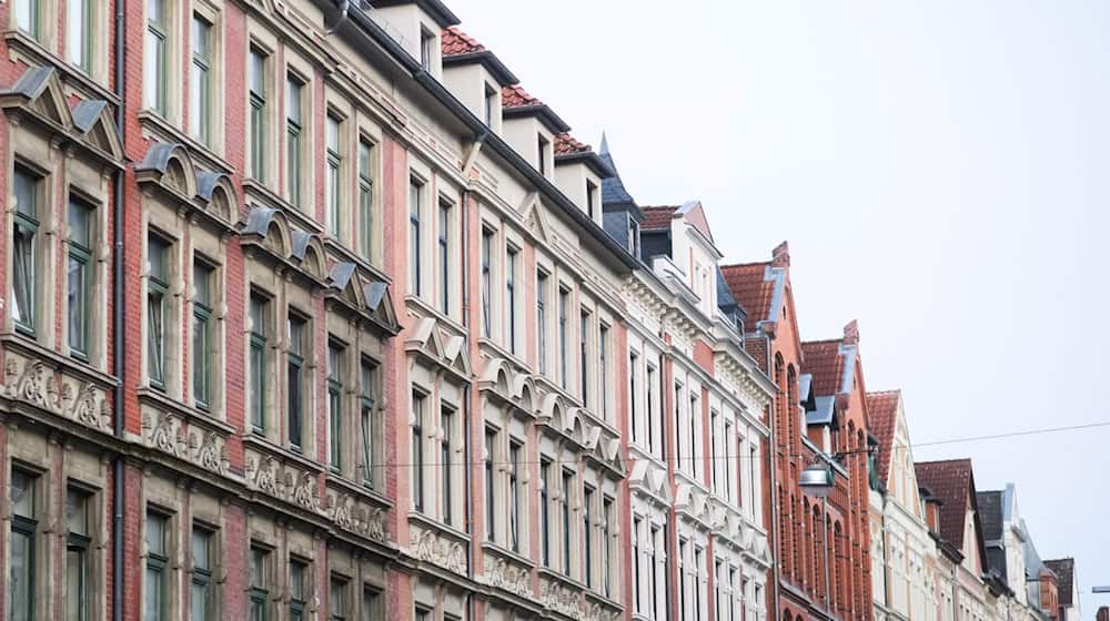 Die Grundsteuer können Eigentümer über die Nebenkostenabrechnung an Mieter weitergeben. Für viele Haushalte wird Wohnen dadurch teurer. (Archivbild) / Foto: Julian Stratenschulte/dpa