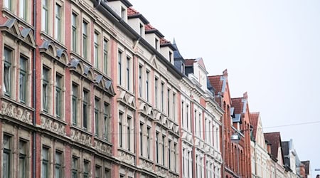 Die Grundsteuer können Eigentümer über die Nebenkostenabrechnung an Mieter weitergeben. Für viele Haushalte wird Wohnen dadurch teurer. (Archivbild) / Foto: Julian Stratenschulte/dpa