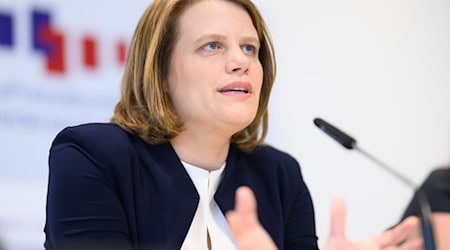 Hat als VW-Aufsichtsrätin die niedersächsische Industrie im Blick: Kultusministerin Julia Willie Hamburg. (Archivbild) / Foto: Julian Stratenschulte/dpa