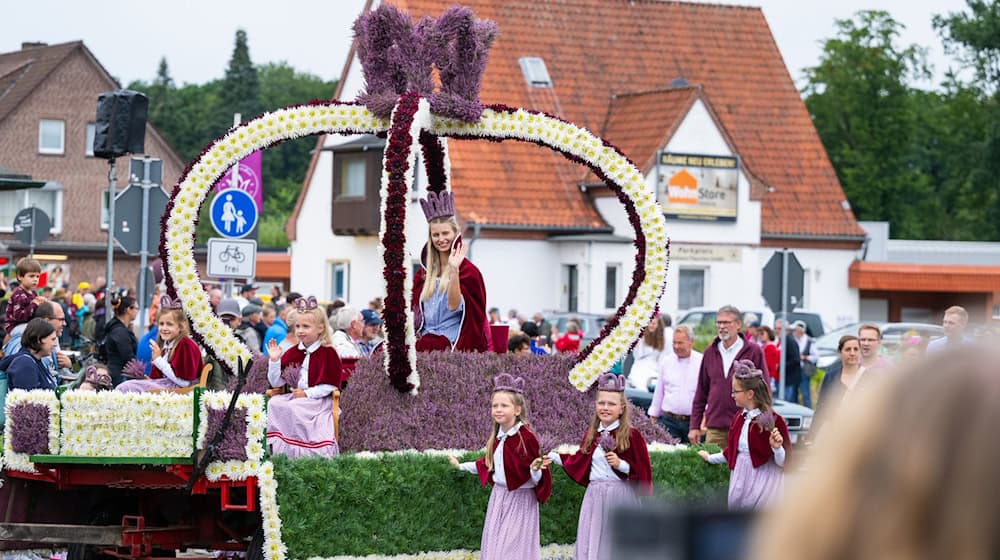 Amelinghausen sucht zum Abschluss seines neuntägigen Festes eine neue Heidekönigin. / Foto: Philipp Schulze/dpa