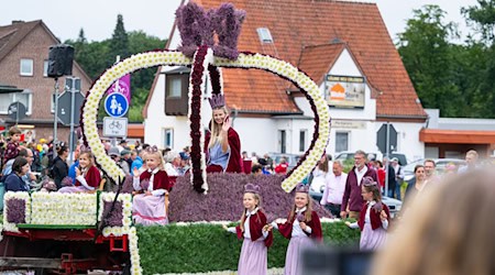 Amelinghausen sucht zum Abschluss seines neuntägigen Festes eine neue Heidekönigin. / Foto: Philipp Schulze/dpa