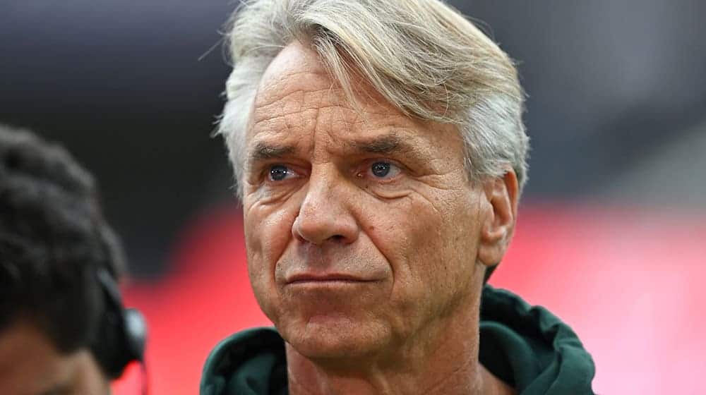 Hat keinen leichten Start mit Werder Bremen: Cheftrainer Horst Steffen. (Archivbild) / Foto: Arne Dedert/dpa
