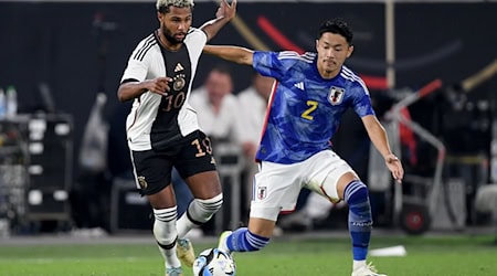 Wechselt zu Werder Bremen: Japans Nationalspieler Yukinari Sugawara (r) (Archivbild) / Foto: Swen Pförtner/dpa