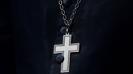 Die Evangelische Kirche in Deutschland würdigt den Einsatz vieler Menschen für Geflüchtete - zehn Jahre nach Merkels Satz «Wir schaffen das». (Symbolbild) / Foto: Julian Stratenschulte/dpa