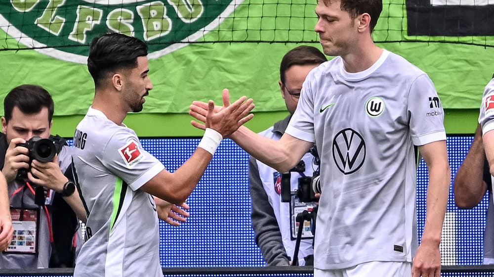 Bleibt er oder geht er? Wolfsburg-Stürmer Mohammed Amoura (l). / Foto: Harry Langer/dpa