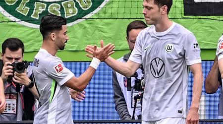 Bleibt er oder geht er? Wolfsburg-Stürmer Mohammed Amoura (l). / Foto: Harry Langer/dpa