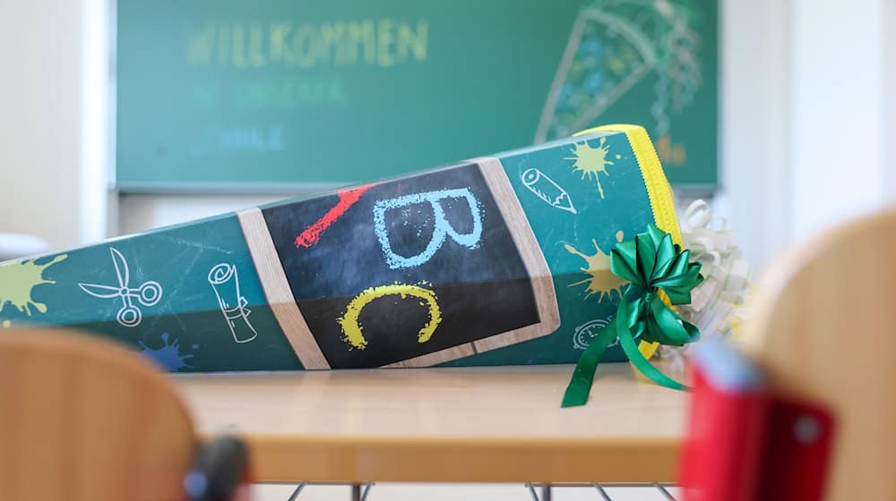 Der erste Schultag bringt für viele Familien Spannung und Vorfreude. (Archivbild) / Foto: Jan Woitas/dpa