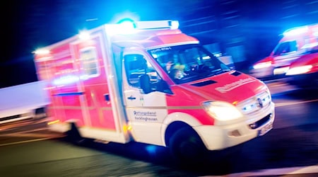 Ein 41-Jähriger hat auf einer Feier Benzin in eine Feuertonne gekippt. (Symbolbild) / Foto: Marcel Kusch/dpa