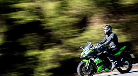 Zwei niederländische Motorradfahrer kamen ums Leben. (Symbolbild) / Foto: Hauke-Christian Dittrich/dpa