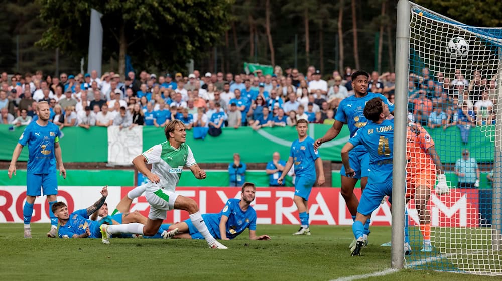 Das wichtige Tor zum 1:0: Mathias Olesen (4.v.l.) trifft für Fürth. / Foto: David Ebener/dpa