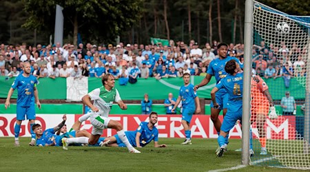 Das wichtige Tor zum 1:0: Mathias Olesen (4.v.l.) trifft für Fürth. / Foto: David Ebener/dpa