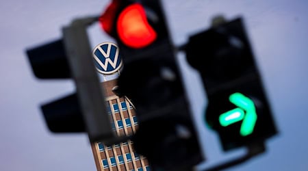 Bei einem Zusammenstoß in Wolfsburg sind zwei junge Männer schwer und einer leicht verletzt worden. (Symbolbild) / Foto: Moritz Frankenberg/dpa