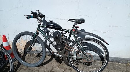 Ein 19-Jähriger hat sein Rad mit einem Motor nachgerüstet und ist damit durch die Stadt gerast. / Foto: -/Polizei Hannover/dpa