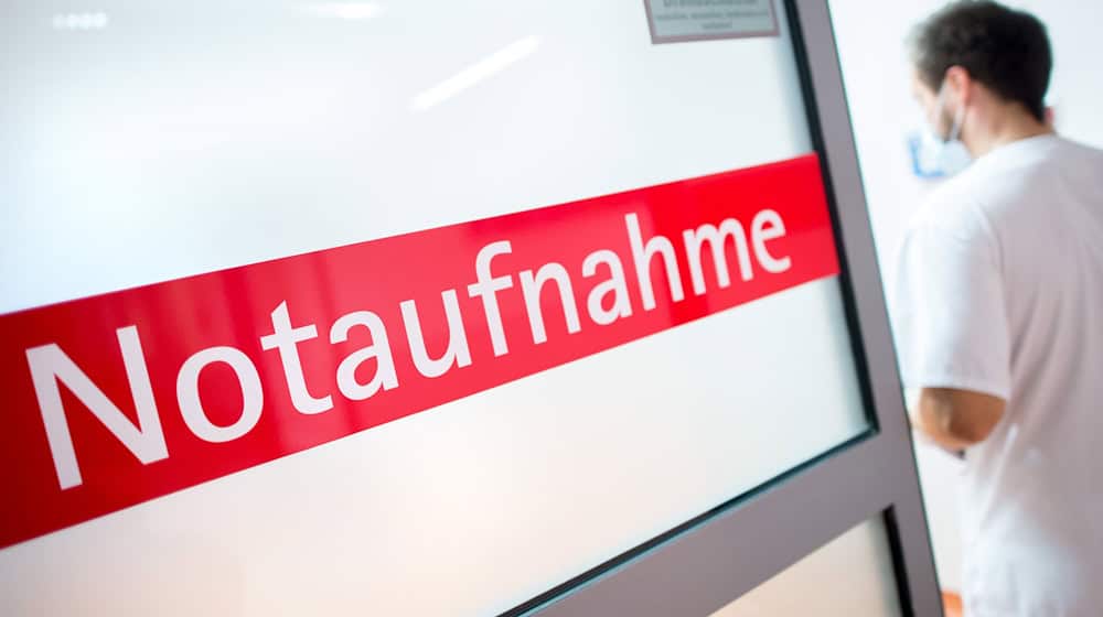 Nach einem Sturz in einem Linienbus ist eine 66-Jährige im Krankenhaus gestorben. (Symbolbild)  / Foto: Hauke-Christian Dittrich/dpa