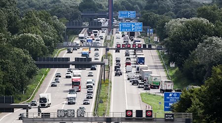  Die A1 in Hamburg wird am Wochenende sowohl in Richtung Lübeck/Berlin als auch Bremen/Hannover voll gesperrt. (Archivbild) / Foto: Christian Charisius/dpa
