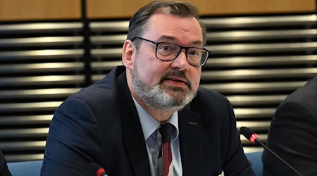 AfD-Fraktionschef Klaus Wichmann sieht die «restlose Aufklärung» des Todes der 16-jährigen Liana als Aufgabe der Opposition. / Foto: Shireen Broszies/dpa