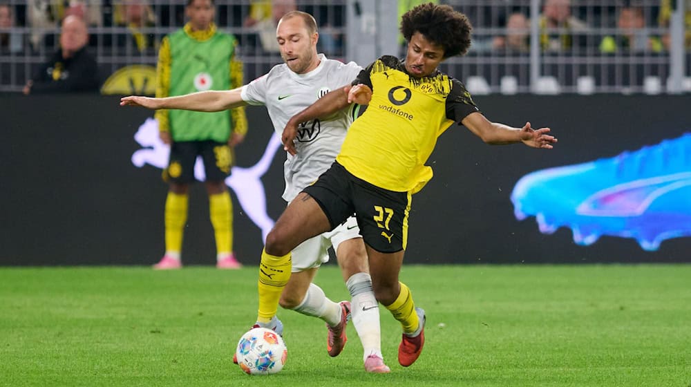Bundesliga-Debüt in Dortmund: Wolfsburgs neuer Star Christian Eriksen (l) im Zweikampf mit Dortmunds Karim Adeyemi.  / Foto: Bernd Thissen/dpa