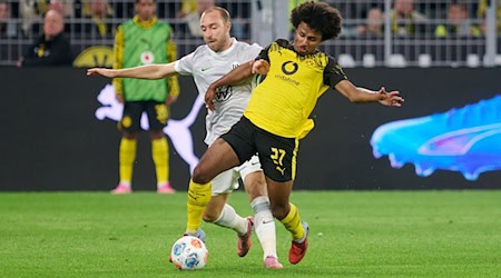 Bundesliga-Debüt in Dortmund: Wolfsburgs neuer Star Christian Eriksen (l) im Zweikampf mit Dortmunds Karim Adeyemi.  / Foto: Bernd Thissen/dpa