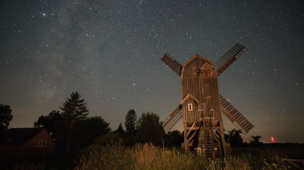 Die Bockwindmühle in Wanzer ist ein beliebtes Motiv für Sternenfotografen. (Archivbild) / Foto: Simon Kremer/dpa