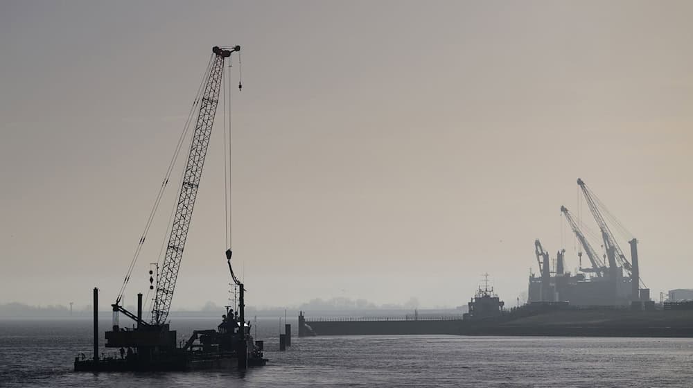 Durch Rammschläge auch an Sonntagen sollen im Hafen von Cuxhaven neue Terminalflächen entstehen. (Archivbild) / Foto: Philipp Schulze/dpa