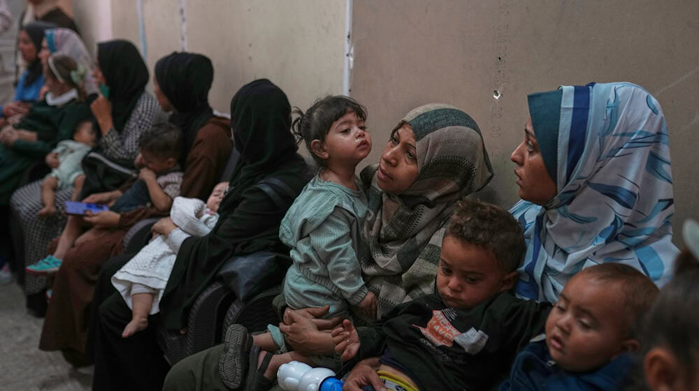 Palästinensische Frauen warten mit ihren kranken Kindern auf medizinische Versorgung in einer überfüllten Klinik in der Stadt Gaza. (Archivbild) / Foto: Jehad Alshrafi/AP/dpa