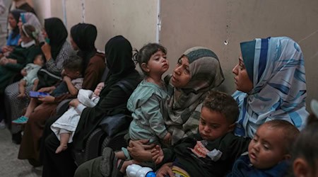 Palästinensische Frauen warten mit ihren kranken Kindern auf medizinische Versorgung in einer überfüllten Klinik in der Stadt Gaza. (Archivbild) / Foto: Jehad Alshrafi/AP/dpa