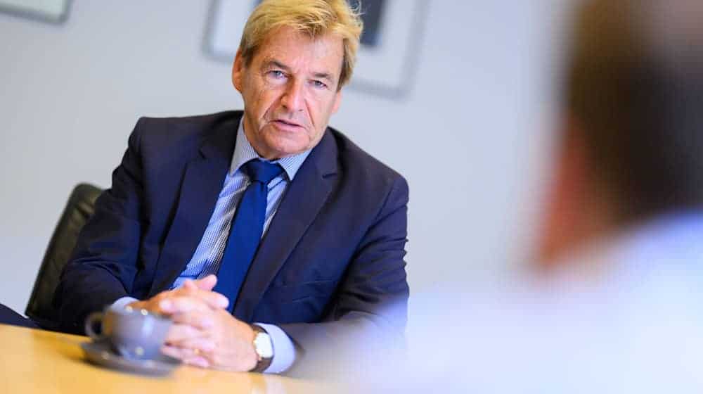 Niedersachsenmetall-Chef Schmidt warnt, dass die Sozialabgaben bis 2030 auf 50 Prozent steigen könnten – mit Folgen für Arbeitnehmer und Unternehmen. / Foto: Julian Stratenschulte/dpa