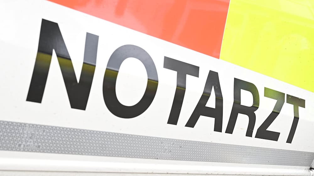 Bei Sehnde kollidiert ein Auto gegen einen Baum, der 28 Jahre alte Fahrer wird lebensgefährlich verletzt. (Symbolbild) / Foto: Bernd Weißbrod/dpa