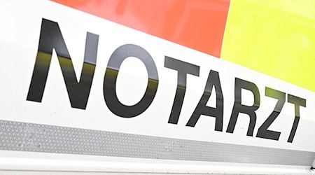 Bei Sehnde kollidiert ein Auto gegen einen Baum, der 28 Jahre alte Fahrer wird lebensgefährlich verletzt. (Symbolbild) / Foto: Bernd Weißbrod/dpa