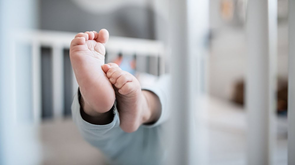 Eine hochschwangere Frau schaffte nicht mehr den Weg in den Kreißsaal, ihr Baby kam daher auf der Autobahn zur Welt. (Symbolbild) / Foto: Fabian Strauch/dpa/dpa-tmn