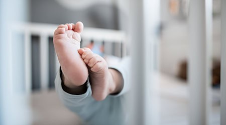 Eine hochschwangere Frau schaffte nicht mehr den Weg in den Kreißsaal, ihr Baby kam daher auf der Autobahn zur Welt. (Symbolbild) / Foto: Fabian Strauch/dpa/dpa-tmn