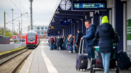 Wegen Bauarbeiten ist Norddeich Mole in den kommenden Wochen nicht per Zug zu erreichen. (Archivbild) / Foto: Sina Schuldt/dpa