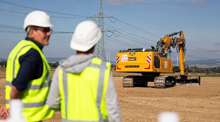 In den kommenden Monaten sollen auf rund 100 Kilometern zwischen Elze und Friedland die Gleichstromkabel verlegt werden.  / Foto: Michael Matthey/dpa