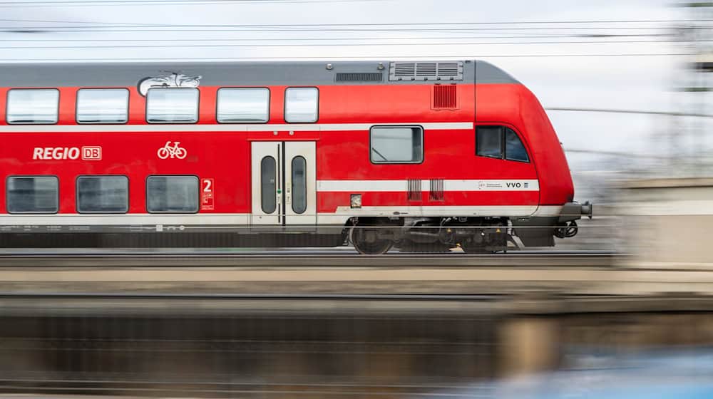 Wegen Bauarbeiten fahren zwischen Bremen und Bremerhaven-Lehe keine Regionalzüge, die Deutsche Bahn setzt Expressbusse ein. (Symbolbild) / Foto: Robert Michael/dpa