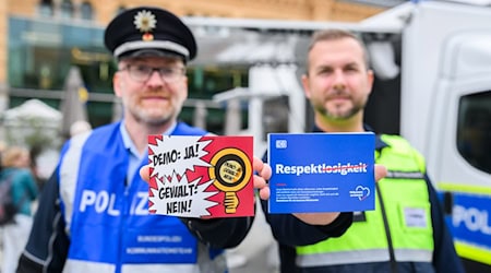 Mit Postkarten und Plakaten wirbt die Bahn an norddeutschen Bahnhöfen in den kommenden Wochen für einen respektvolleren Umgang. / Foto: Julian Stratenschulte/dpa