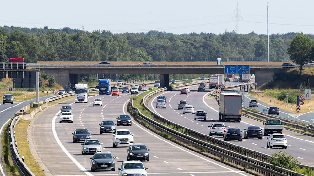 Zwei Männer sollen Gegenstände von Autobahnbrücken geworfen haben und sind deshalb nun wegen versuchten Mordes angeklagt.  / Foto: Michael Matthey/dpa