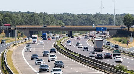 Zwei Männer sollen Gegenstände von Autobahnbrücken geworfen haben und sind deshalb nun wegen versuchten Mordes angeklagt.  / Foto: Michael Matthey/dpa