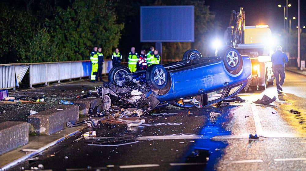 Der Autofahrer blieb offenbar unverletzt - gravierende Folgen hat der Unfall trotzdem. / Foto: Moritz Frankenberg/dpa