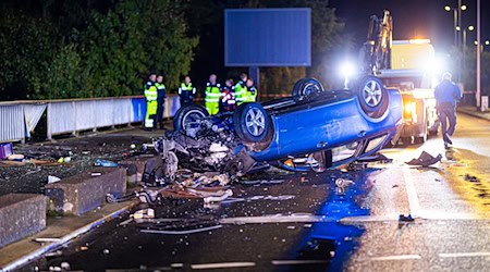 Der Autofahrer blieb offenbar unverletzt - gravierende Folgen hat der Unfall trotzdem. / Foto: Moritz Frankenberg/dpa