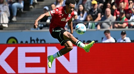 Von 96 nach Bielefeld: Monju Thaddäus Momuluh. (Archiv) / Foto: Swen Pförtner/dpa