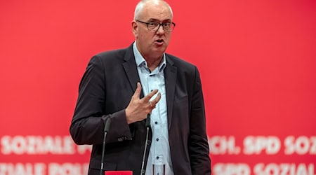 Bremens Bürgermeister Andreas Bovenschulte wird beim SPD-Parteitag in Bremen eine Rede halten. (Archivbild) / Foto: Michael Kappeler/dpa