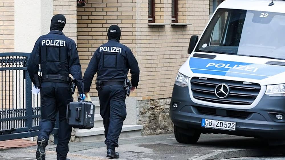 Die Polizei stellte bei den Durchsuchungen scharfe Waffen sicher. / Foto: --/dpa