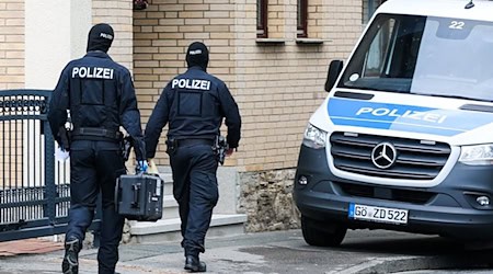 Die Polizei stellte bei den Durchsuchungen scharfe Waffen sicher. / Foto: --/dpa