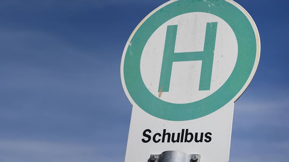 Über 50 Schüler in einem Schulbus - und ein Fahrer, der die Jugendlichen nicht aussteigen lässt. Die Polizei muss anrücken. (Symbolbild) / Foto: Stefan Sauer/dpa