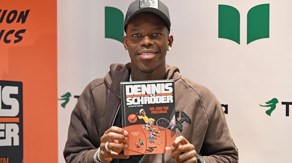 Basketball-Star Dennis Schröder signiert in Hamburg sein Kinderbuch für Fans.  / Foto: David Hammersen/dpa