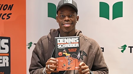 Basketball-Star Dennis Schröder signiert in Hamburg sein Kinderbuch für Fans.  / Foto: David Hammersen/dpa