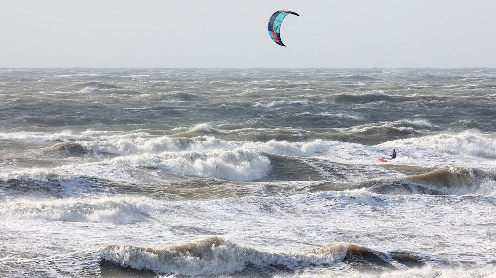 Der Strand von St. Peter-Ording: Am Dienstag werden an der nordfriesischen Küste deutlich erhöhte Wasserstände erwartet. (Archivbild) / Foto: Bodo Marks/Bodo Marks/dpa